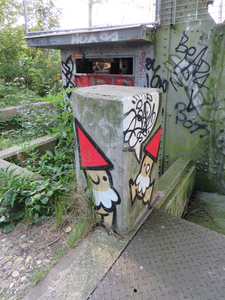 833782 Afbeelding van graffiti met twee Utrechtse kabouters (KBTR's) onder de niet meer gebruikte hefbrug over de ...
